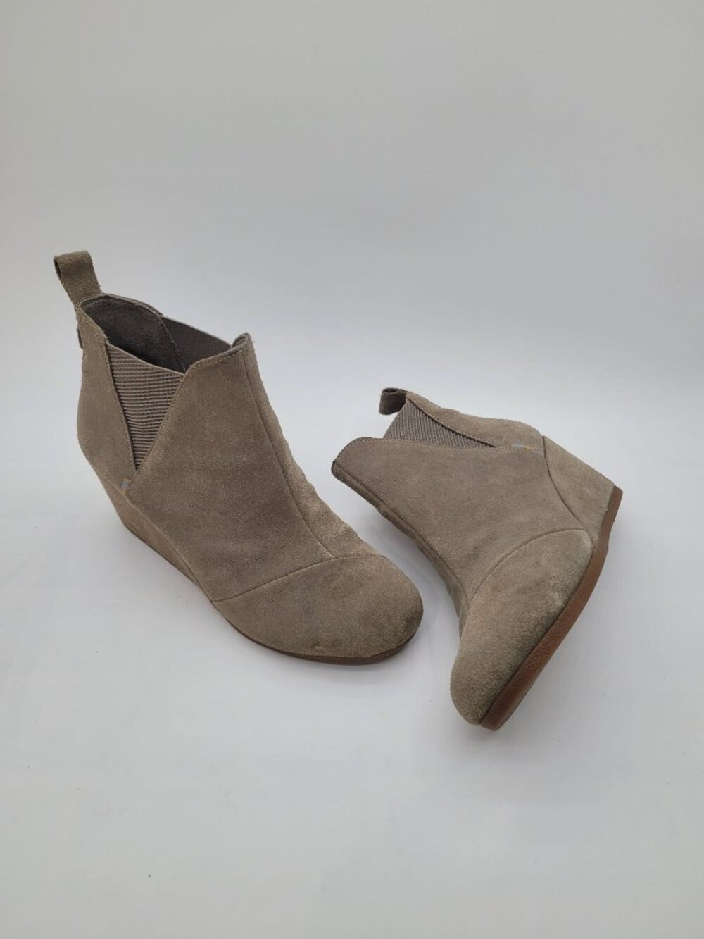 Toms Kelsey Wedge Taupe Tan Greige Suede Fall Booties Women's Size 7.5